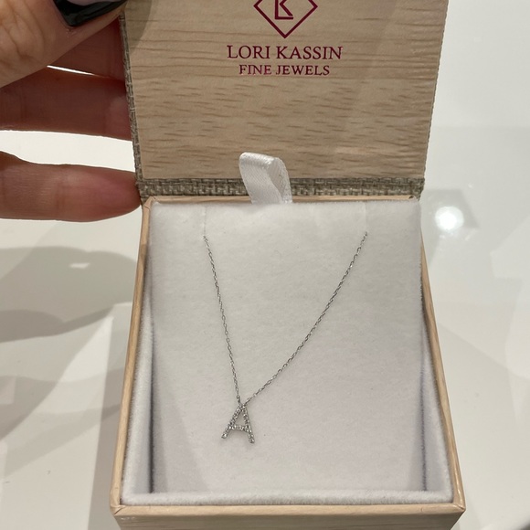 White gold and diamond “A” necklace - Picture 2 of 7